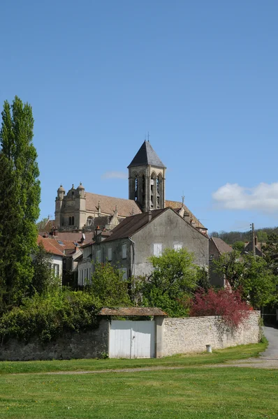 Франція, церкви і село Vetheuil в Val d Уаза — стокове фото