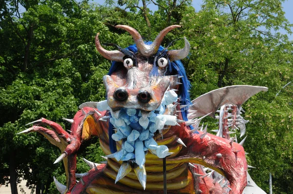 Frankrike, fantastiskt dragoon i les mureaux karneval — Stockfoto