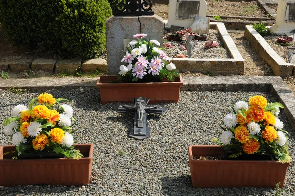法国，公墓的 Guiry en Vexin 在 Val d?瓦兹 — 图库照片
