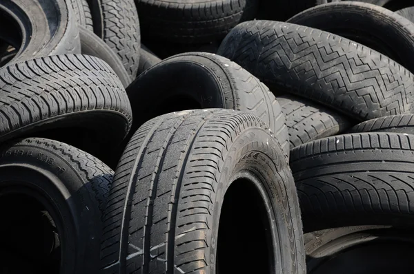 Un tas de pneus usés dans Arthies — Photo