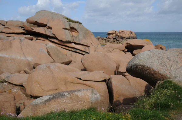 Bretagne, roze granit vallende stenen in ploumanac h — Stockfoto