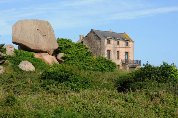 Bretaña, rocas de granito rosa en Ploumanac h — Foto de Stock