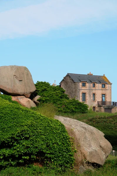 Bretaña, rocas de granito rosa en Ploumanac h — Foto de Stock