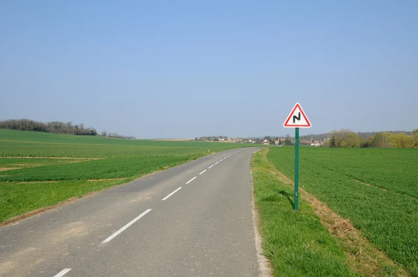 Francia, una carretera rural en Condecourt — Foto de Stock