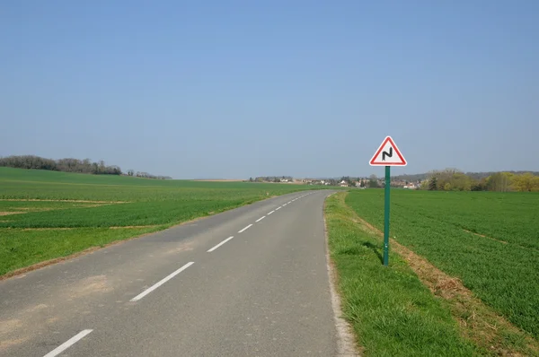 Francia, una carretera rural en Condecourt — Foto de Stock