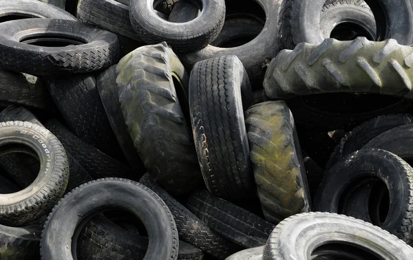 Груда утильных шин в Арти в Иль-де-Франс — стоковое фото