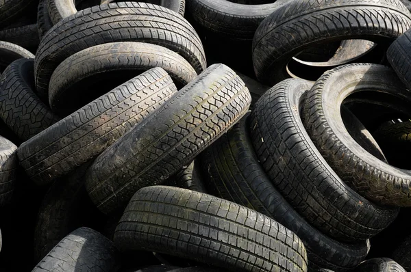 Un tas de pneus usagés en Arthies en Ile de France — Photo