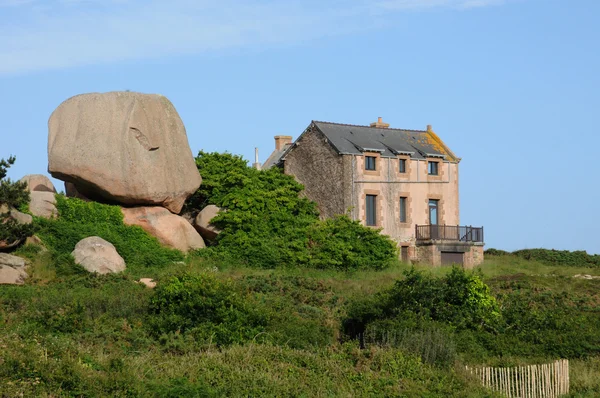Bretagne, rosa granit vaggar i ploumanac h — Stockfoto