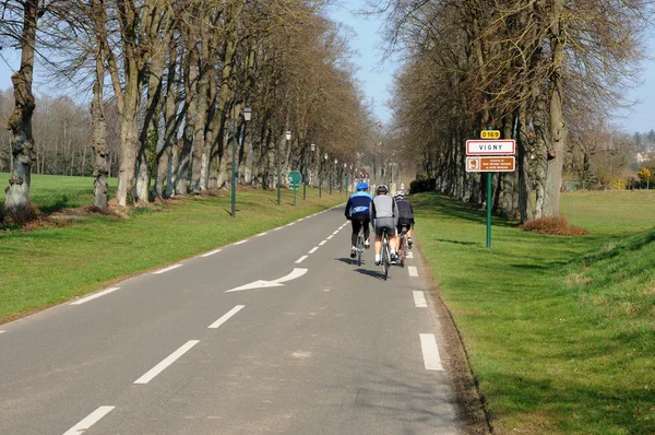 Radfahrer auf einer Landstraße in Val d 'Oise — Stockfoto