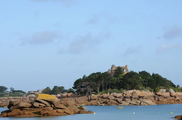 stock image Granite rocks and Costaeres castle in Tregastel