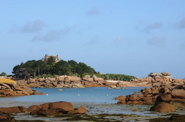 stock image Granite rocks and Costaeres castle in Tregastel