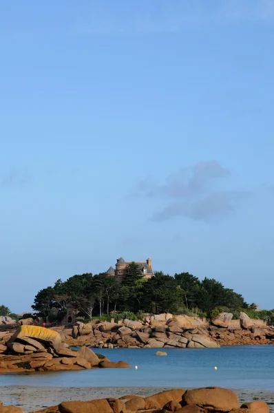 Granieten rotsen en costaeres kasteel in tregastel — Stockfoto