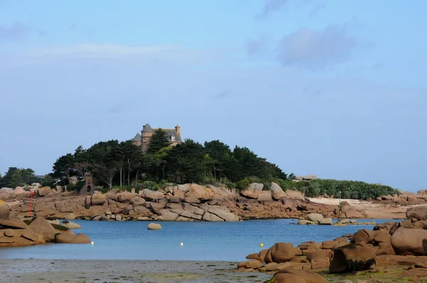 stock image Granite rocks and Costaeres castle in Tregastel