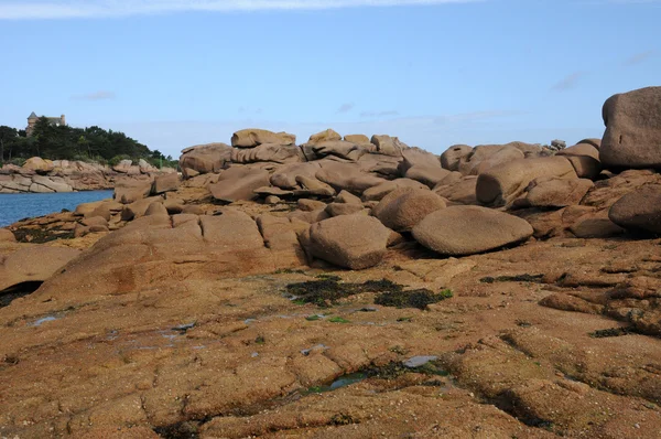 Granit kayalar ve costaeres kalede tregastel — Stok fotoğraf