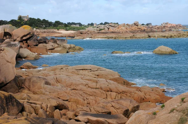 Granit kayalar ve costaeres kalede tregastel — Stok fotoğraf