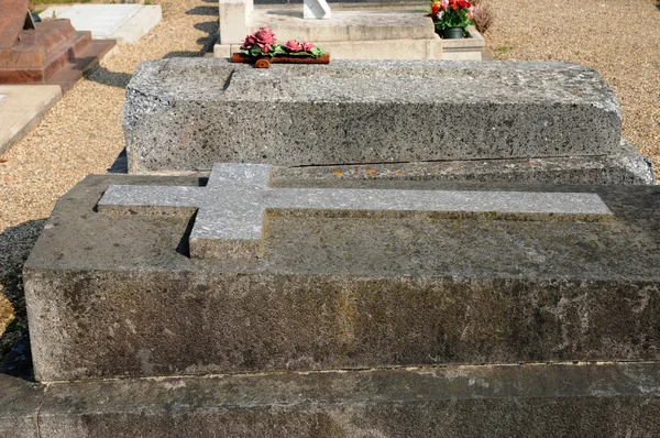 Франция, кладбище Кондекур в Валь-д "Уаз — стоковое фото