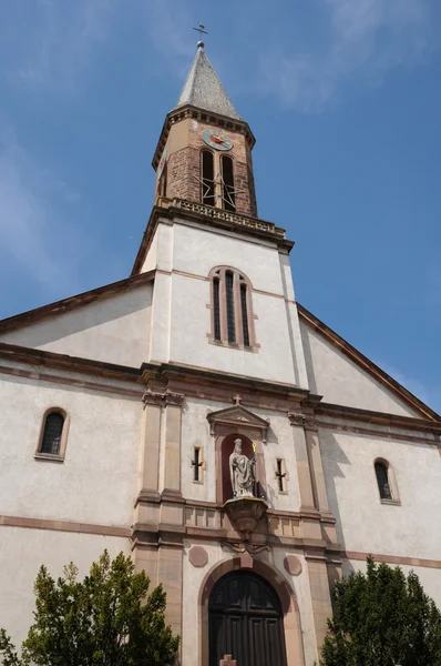 Колокольня церкви Кинцхайма в Эльзасе — стоковое фото