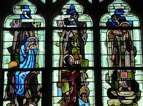 ฝรั่งเศส หน้าต่างกระจกสีในโบสถ์พิสซี่ — ภาพถ่ายสต็อก