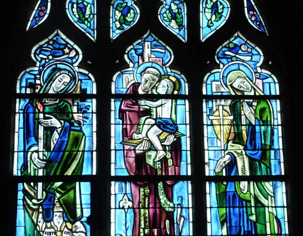 Франция, стеклянная витрина в церкви Пуасси — стоковое фото