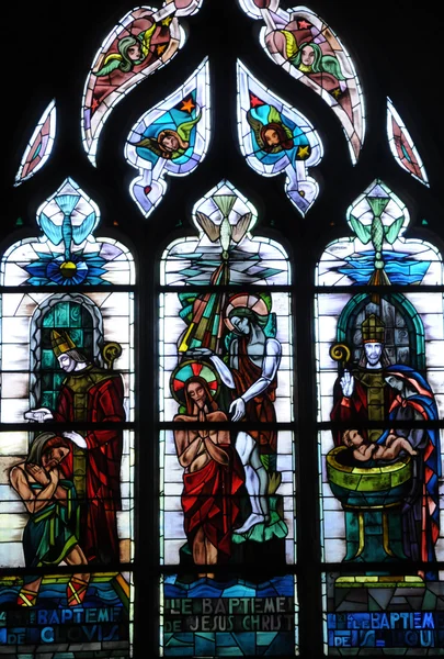 Francia, vetrata nella chiesa collegiata di Poissy — Foto Stock