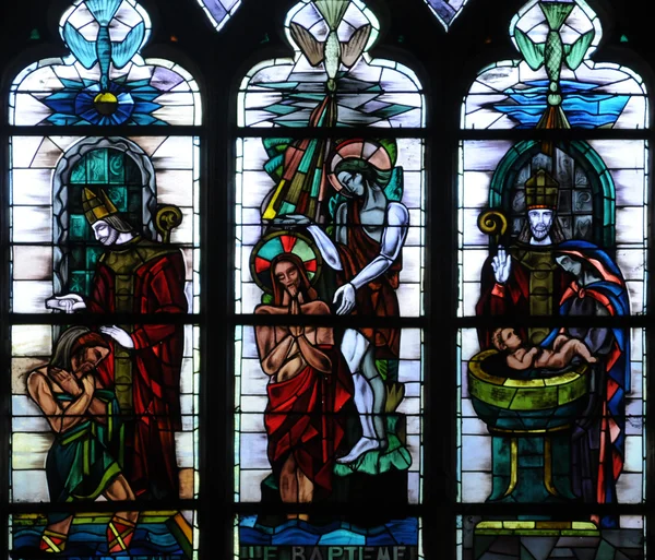 Γαλλία, λεκιασμένο παράθυρο γυαλιού σε poissy collegiate εκκλησία — Φωτογραφία Αρχείου