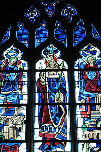 Франция, стеклянная витрина в церкви Пуасси — стоковое фото