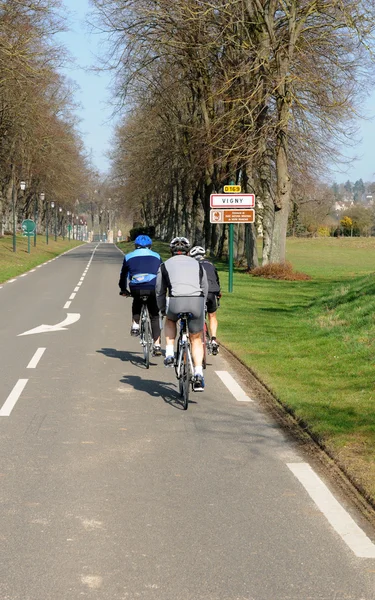 Ciclistas en una carretera rural en Val d Oise —  Fotos de Stock