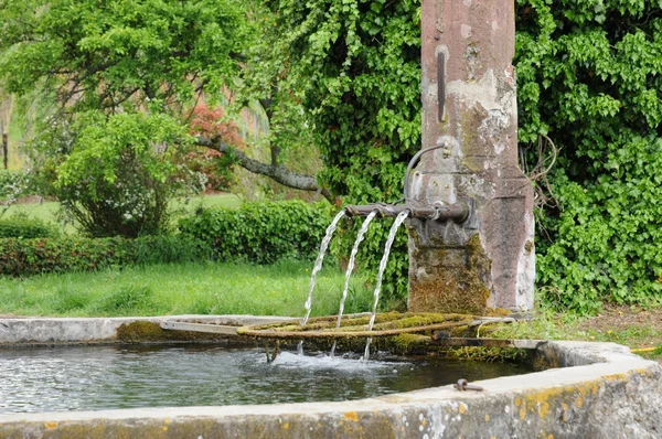Elzas, een schilderachtige oude fontein in hunawihr — Stockfoto