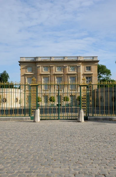 フランス、ル プティ トリアノン公園のベルサイユ宮殿で — ストック写真
