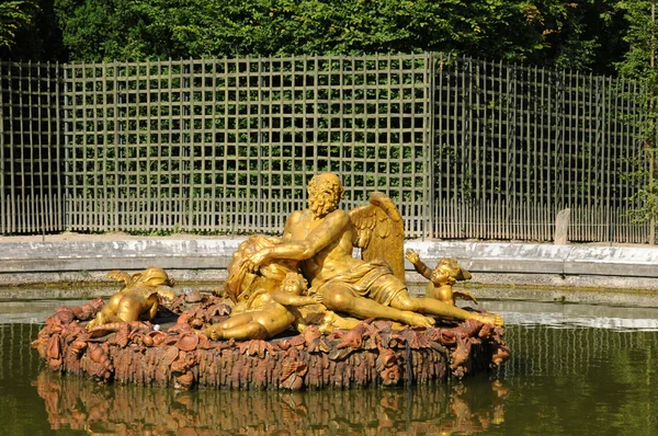 Park versailles Sarayı nda bronz heykel — Stok fotoğraf