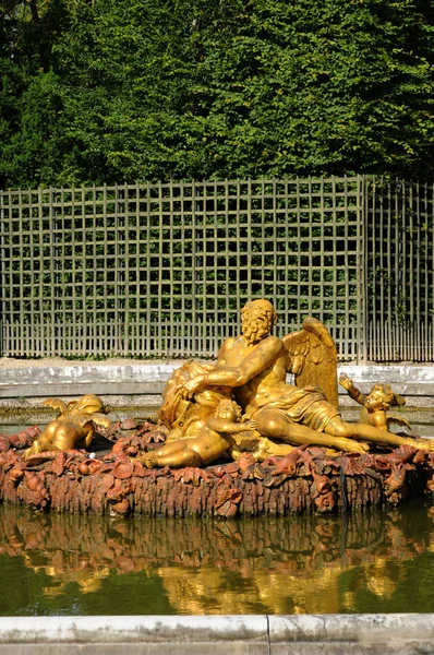 Estátua de bronze no parque do Palácio de Versalhes — Fotografia de Stock