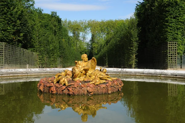 Estatua de bronce en el parque del Palacio de Versalles — Foto de Stock