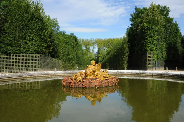 Brons staty i parken i versailles palace — Stockfoto