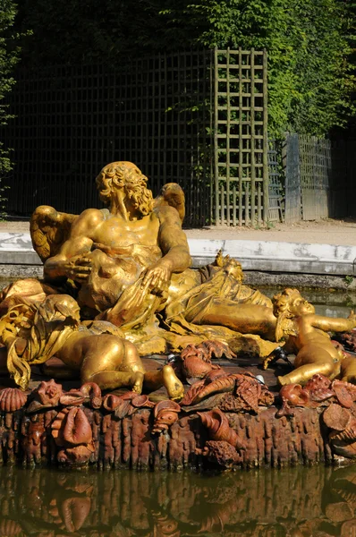 Brons staty i parken i versailles palace — Stockfoto