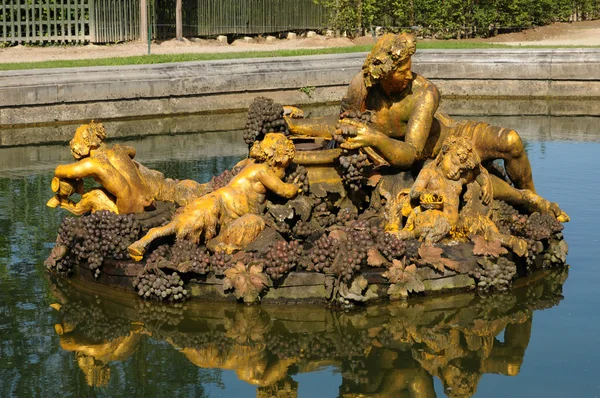 Park versailles Sarayı nda bronz heykel — Stok fotoğraf