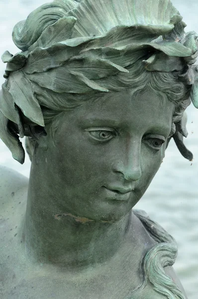 Bronzen standbeeld in het park van versailles paleis — Stockfoto