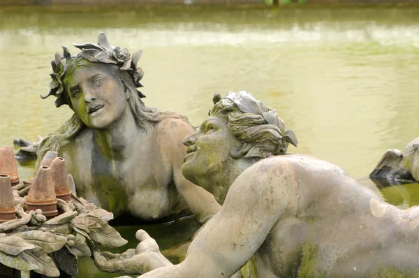 Statua in bronzo nel parco di Palazzo Versailles — Foto Stock