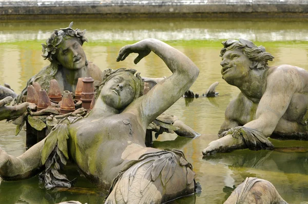 Бронзова статуя в парку Версальський палац — стокове фото