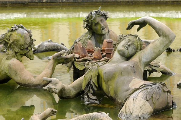 Bronze statue in the park of Versailles Palace — Stock Photo, Image