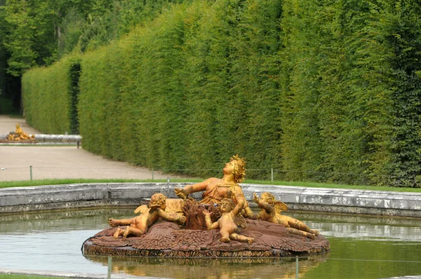 Statue en bronze dans le parc du château de Versailles — Photo