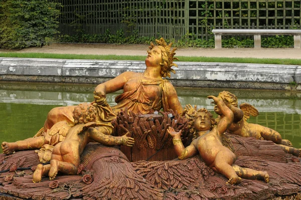 Бронзовая статуя в парке Версальского дворца — стоковое фото