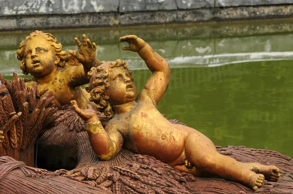 Bronzen standbeeld in het park van versailles paleis — Stockfoto