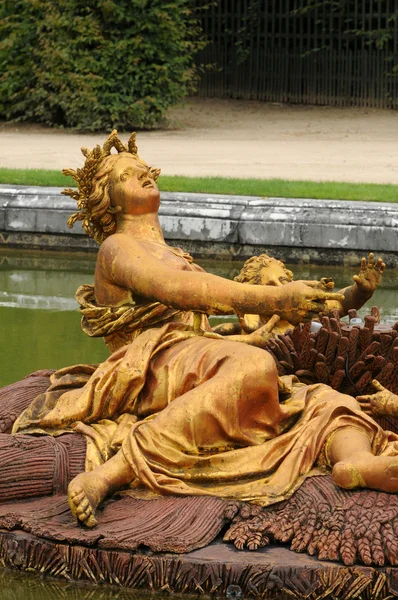 Estátua de bronze no parque do Palácio de Versalhes — Fotografia de Stock