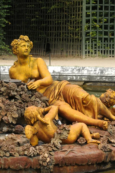 Μπρούτζινο άγαλμα στο παλάτι πάρκο των Βερσαλλιών — Φωτογραφία Αρχείου