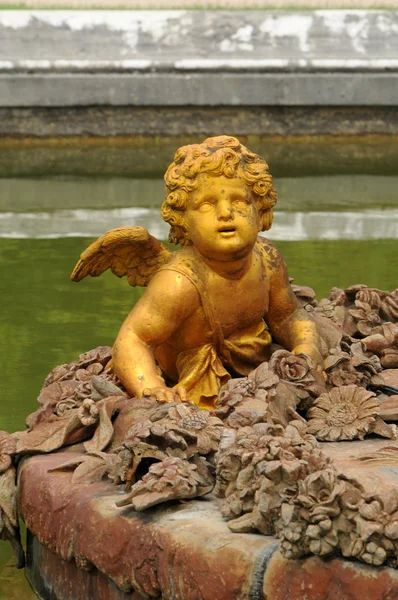 Statua in bronzo nel parco di Palazzo Versailles — Foto Stock