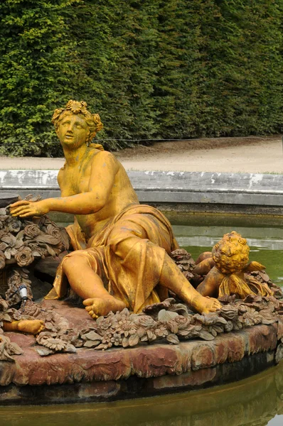 Estatua de bronce en el parque del Palacio de Versalles — Foto de Stock