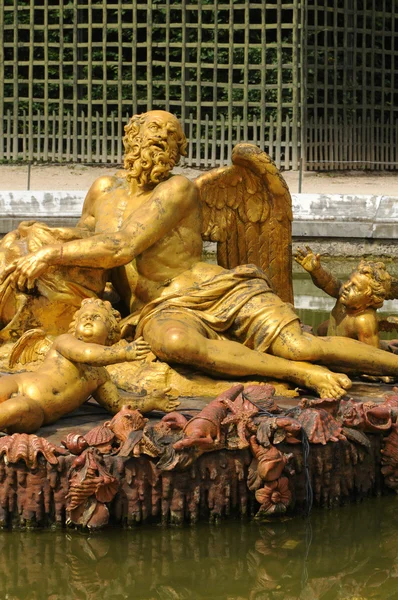 Estatua de bronce en el parque del Palacio de Versalles —  Fotos de Stock