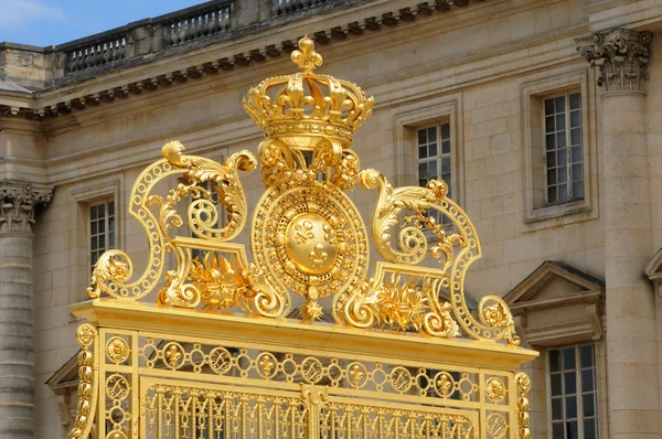 France, porte dorée du château de Versailles aux Yvelines — Photo