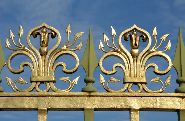 França, portão dourado do palácio de Versalhes em Les Yvelines — Fotografia de Stock