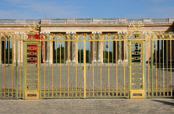フランス、ル グラン ・ トリアノン公園のベルサイユ宮殿で — ストック写真